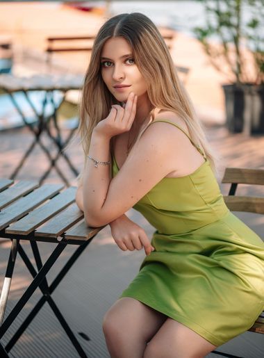 Dina, Lvov, Ukraine, live chat online